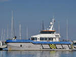 Der Versorgungskatamaran SEAZIP 7 (IMO: 9831957) wartet im Hafen von Sassnitz auf den nächsten Einsatz. (August 2023)