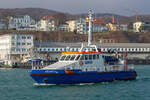 Polizeiboot GRANITZ  patrouilliert durch den Sassnitzer Hafen.