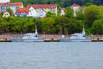 Patrouillen- und Trainingsboote HMS EXAMPLE P165 und HMS SMITER P272 mit Krönchen auf den Flaggenmasten liegend im Sassnitzer Hafen. - 27.05.2025

