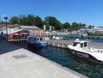 Im Stadthafen von Sassnitz am 03.07.25.
Der Sassnitzer Stadthafen wurde früher als Fischereihafen, Fährhafen und in einem gesonderten Bereich militärisch genutzt. Letzteres gehört der Vergangenheit an, und der Fährhafen befindet sich seit 1998 in Neu Mukran.