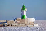Sassnitzer Ostmolenfeuer mit einem Eisumhang. Für den Molenkopf  gab es durch den Ostwind einen Eismantel. - 03.02.2026


