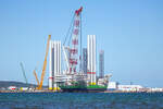 Errichterschiff f�r Offshore Windkraftanlagen NORSE ENERGI (IMO 1035296) mit Rotorbl�tter und T�rmen im  Hafen Mukran.