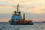 Mehrzweck- und Gew�sserschutzschiff MELLUM (IMO 8301981) bei Gegenlicht am fr�hen Abend. - Hafen Sassnitz 26.10.2026
