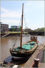 Die DORA VON STADE ist ein 1902 gebauter Motorewer. Länge: 19,05 m, Breite: 1,98 m, Tiefgang: 1,49 m. Hier liegt das Schiff am 12.05.2016 im Stadthafen von Stade.
