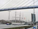 Die Gorch Fock I beim passieren der neuen Rügenbrücke in den Stralsunder Stadthafen, der Heckschlepper  Stubbenhuk  muß einmal kräftig gegenhalten am 15.12.08