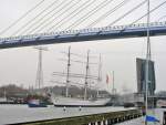 Die Gorch Fock I beim passieren der neuen Rgenbrcke in den Stralsunder Stadthafen, der Heckschlepper  Stubbenhuk  mu einmal krftig gegenhalten am 15.12.08