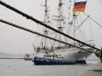 Die Gorch Fock I fast an ihrem Liegeplatz im Hafen von Stralsund angekommen