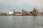 Blick in den Stralsunder Stadthafen von der Mole aus: das Ozeaneum (oder auch Stralsunder Klopapierrolle genannt), Die Gorch Fock, eine der Hafenkneipen, im Hintergrund einige Speicher und die Ursula B., das Theaterschiff. Aufnahme vom 21. August 2009.

