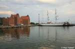 Speicher und die Gorch Fock im Stralsunder Stadthafen am Morgen des 21. August 2009. 

