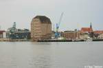 Blick zum Stralsunder Nordhafen, wo neben dem alten Speicher ein hochmodernes (und hässliches) Parkhaus für die motorisierten Fortbewegungsmittel u.a. der Besucher des Ozeaneum eröffnet wurde. Aufnahme von der Nordmole am 21. August 2009.

