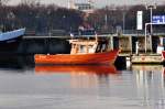 das Aussehen sticht ins Auge, wohl als Klinkerholzboot ausgefhrtes kleines Boot im Stralsunder Hafen am 13.12.09