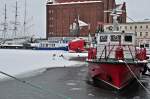 es wird langsam ungemtlich im Stralsunder Hafen,  Daisy  sammelt den losen Schnee zusammen und pustet ihn landeinwrts, sogar auf dem Eis bilden sich Schneewehen, 09.01.2010