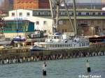 Ein Fahrgastschiff wartet im Stralsunder Hafen auf Wartungsarbeiten (05.03.07).