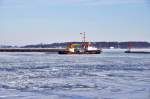 Eisbrechen auf dem Strelasund scheint doch anstrengend zu sein, die  Ranzow  liegt regungslos im Stralsunder Stadthafen am 25.01.2010 aber nach einer wohl verdienten Pause gings weiter