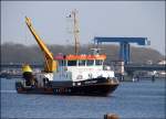 Tonnenleger Ranzow bei der Arbeit. Im Hintergrund die Ziegelgrabenbrücke.- Das Tor zur Insel Rügen. -(vor Stralsund am 15.03.07)