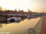 Am 13.03.07 war es so windstill, das ich diese eindrucksvolle Aufnahme im Stralsunder Jachthafen machen konnte. Dass das Wasser durch den Sonnenuntergang golden glnzt und sich die Jachten im Wasser spiegeln rundet die Aufnahme ab.
