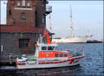 Rettungsboot  Hertha Jeep  festgemacht an ihrem Liegeplatz in Stralsund ( an der Lotsenstation) am 11.10.06 In Hintergrund ist ein Teil der  Gorch Fock 1  zu sehen.