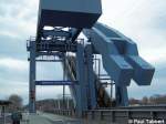 Die Ziegelgrabenbrcke am 05.03.07 in Stralsund. Whrend die Straenbrcke schon geschlossen ist, senkt sich die Eisenbahnbrcke noch. Ob das der Grund fr die Zugversptungen ist, kann ich weder besttigen noch dementieren.