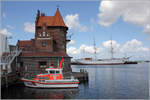 Das Seenotrettungsboot WALTER ROSE der DGzRS liegt im Stadthafen von Stralsund. Im Hintergrund ist das 1933 gebaute frühere Segelschulschiff GORCH FOCK (I) zu sehen. 07.05.2019