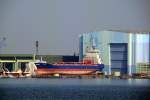 Containerschiff Emotion -IMO 9359258- vor der Schiffsbauhalle der Volkswerft in Stralsund.