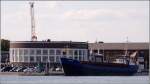 Die 1950 gebaute HOGELAND (IMO 5102205) liegt am 23.08.2009 vor dem Aquarium in Wilhelmshaven. Sie ist 54 m lang, 8 m breit und fhrt unter deutscher Flagge.