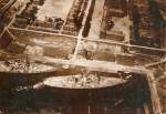 Wilhelmshaven ca 1913/14 mit zwei Linienschiffen der kaiserlichen Kriegsmarine aus einem Luftschiff von meinem Grovater fotografiert.
Die Stadt war damals total militrisch ausgerichtet. Die zu sehenden Pltze u Gebude deuten auf Exerzierpltze u Kasernen hin.
