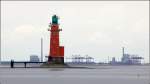 Der Leuchtturm Hohe Weg ist seit 1856 in der Wesermndung in Betrieb. Er ist 36 m hoch und schickt sein Licht bis zu 19 sm hinaus. Im Hintergrund sind Kraftwerke und die Containerbrcken auf der lchrigen Kaimauer des neuen, noch nicht erffneten Jade Weser Port in Wilhelmshaven zu sehen. 14.06.2012