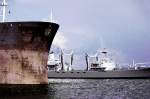 Ein Versorger der Bundesmarine, passiert Steuerbord den Supertanker Westfalen. Er liegt unmittelbar neben der  Faust  und ist seit Jahren ohne Auftrag.
Aufn. Wilhelmshaven 1982.