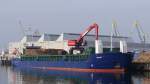 Frachtschiff (General Cargo Ship) MELODY, Saint Vincent and the Grenadines, IMO:8406779, mit Holzstämmen beladen vor dem Torfterminal im Überseehafen Wismar; 01.11.2015  