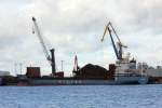 Die  Wilson Newcastle  mit Heimathafen Valetta löschte am 20.11.2015 im Hafen von Wismar ihre hölzerne Ladung!