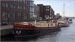 Die 2004 gebaute VANDOOR (ENI 02211671) liegt im Alten Hafen von Wismar. Dieses Motorwohnschiff ist 24,85 m lang und 4,85 m breit. Heimathafen ist Harlingen (Niederlande). 24.07.2019