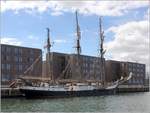 Die FRIDTJOF NANSEN (IMO 5130094) wurde 1919 gebaut, ist 52 m ü.a. lang, 6,80 m breit und hat eine Segelfläche von 850 m² mit denen sie eine Geschwindigkeit von 11 kn erreichen kann. Heimathafen des Großtoppsegelschoners ist Stralsund. Frühere Namen: EDITH, FREDERIK FISCHER, GERTRUD II. Hier liegt sie am 05.05.2019 im Alten Hafen von Wismar.
