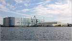 Die MV Werften in Wismar. Die Werft wurde 1946 als Reparaturwerft von der Roten Armee gegründet. Seither hat sie eine wechselvolle Firmengeschichte erlebt. Seit 2016 gehört sie zum malayisch-chinesischen Genting Konzern. Imposant ist die 72 m hohe Schiffbauhalle mit einer Breite von 155 m und einer Länge von 395 m. 24.07.2018