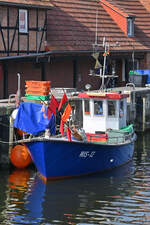 Der Fischkutter WIS-12 hat in Wismar angelegt.