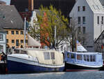 Einige  Fischverkaufsboote  sind hier in Wismar zu sehen.