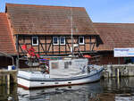 Das Fischereiboot WIS 15  SEEADLER  ist hier in Wismar zu sehen. (April 2024)