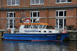 Das Boot GRAUBUTT der Fischereiaufsicht ist hier Anfang April 2024 in Wismar zu sehen.