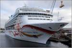 Die 2001 gebaute NORWEGIAN SUN (IMO 9218131) liegt am 21.09.2012 in Trshavn. Sie ist 258 m lang, 32 m breit, hat eine GT von 78.309 und bietet 2.232 Passagieren und 940 Besatzungsmitgliedern Platz. Heimathafen ist Nassau (Bahamas).