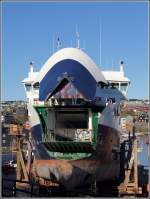 Die 2001 gebaute TEISTIN (IMO 9226102) gewhrt am 21.09.2012 vollen Durchblick auf der Werft in Trshavn. Sie ist 45 m lang, 12,5 m breit, hat eine GT von 1.260 und eine DWT von 300 t. Sie kann 288 Passagiere und 33 PKW befrdern. Heimathafen ist Skopun (Frer).

