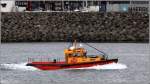 Die 1996 gebaute TN 141 PRESSARIN wird als Schlepper und Lotsenboot in Trshavn eingesetzt. Sie ist 14 m lang und 6 m breit. Hier hat sie am 21.09.2012 gerade den Hafen verlassen.