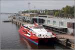 Die 1999 gebaute MERILIN (IMO 9124256) der Lindaliini (Tallinn, Estland) liegt am 19.05.2013 im Sdhafen von Helsinki. Sie ist 53 m lang, 13 m breit und kann max. 383 Passagiere mit max. 40 kn Geschwindigkeit befrdern. Dafr entwickeln 4 Motoren 9.280 kw.