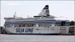 Die 1990 gebaute SILJA SERENADE (IMO 8715259) liegt am 19.05.2013 im Sdhafen von Helsinki. Sie ist 203 m lang, 31,5 m breit, hat eine GT von 58.376 und eine DWT von 5.100 t. Sie kann 2.852 Passagiere und 450 Fahrzeuge befrdern. Die vier Maschinen leisten je 8.145 kw, zusammen also 32.580 kw, die eine Geschwindigkeit von 23 kn ermglichen. Heimathafen ist Mariehamn auf Aland (Finnland).