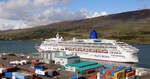 Die 271m lange AURORA am 29.05.25 im Hafen Akureyri.