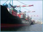 Die YN Ocean der Yang Ming Line am Containerterminal in Genova. (07.10.2004)