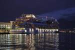 AIDAmar liegt am Abend des 23.12.2014 im Hafen von Neapel.