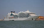 Die luxuriöse Seabourne Encore(Seabourne Cruiseline)liegt am 24.06.2017 im Hafen von Venedig.