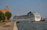 Die, unter der Flagge von Panama fahrende, MSC POESIA am Morgen des 24.06.2017 beim Anlauf in den Hafen von Venedig.