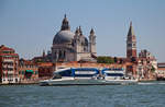 Der futuristisch wirkende  Adriatic Jet  erreicht am Morgen des 19.06.2017 aus Kroatien kommend Venedig. Im Hintergrund links die Basilika di Santa Maria della Salute und rechts der Campanile am Markusplatz. 