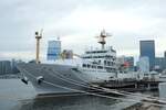 Das Schulschiff  TAISEI MARU (大成丸) liegt im Haven von Tokio festgemacht.