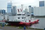 Das Feuerlöschboot  Ôedo (おおえど) der Feuerwehr Tokio liegt im Haven von Tokio vor festgemacht.